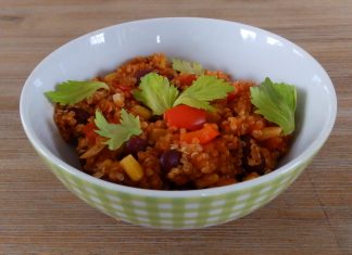 Un chili de quinoa, haricots, maïs, poivron, tomates en dés et ail.