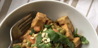 Tofu aux légumes et à la sauce aux arachides
