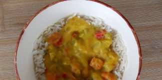 Un curry de pommes de terre et autres légumes (poivron, carottes, petits pois)