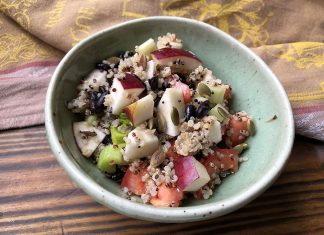 Salade de quinoa aux haricots noirs et aux pommes