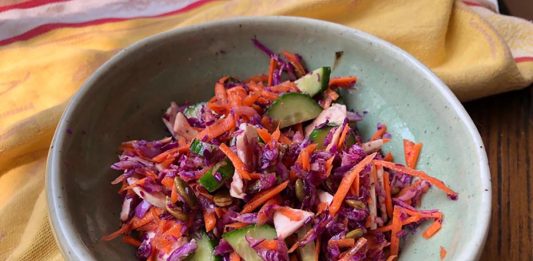Salade de chou rouge et carottes aux graines citrouilles grillées