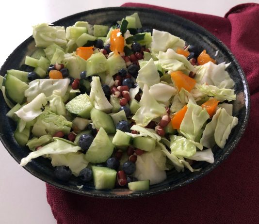 Salade de chou vert aux bleuets