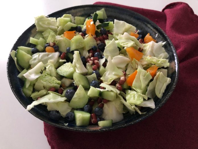 Salade de chou vert aux bleuets