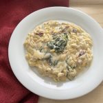 Orzo crémeux aux épinards et aux tomates séchées