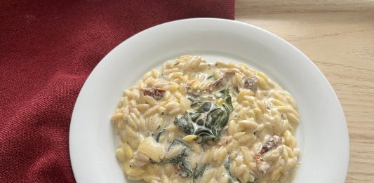 Orzo crémeux aux épinards et aux tomates séchées