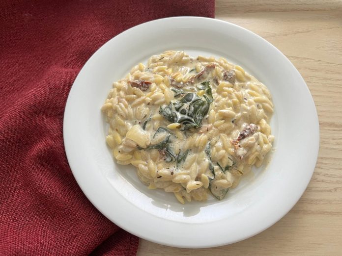 Orzo crémeux aux épinards et aux tomates séchées