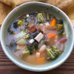 Soupe rustique au tofu fumé et kale