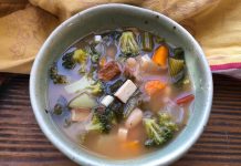 Soupe rustique au tofu fumé et kale