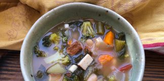 Soupe rustique au tofu fumé et kale