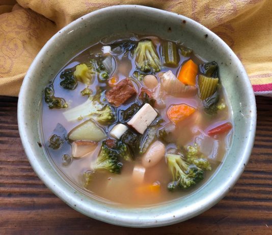 Soupe rustique au tofu fumé et kale