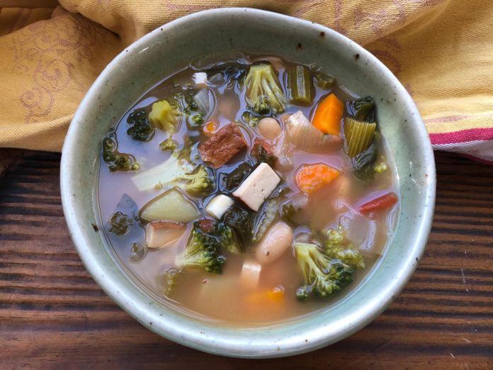 Soupe rustique au tofu fumé et kale