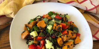 Salade de lentilles, patates douces rôties et légumes croquants