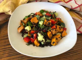 Salade de lentilles, patates douces rôties et légumes croquants