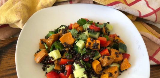 Salade de lentilles, patates douces rôties et légumes croquants