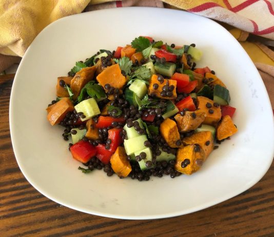 Salade de lentilles, patates douces rôties et légumes croquants Salade de lentilles, patates douces rôties et légumes croquants