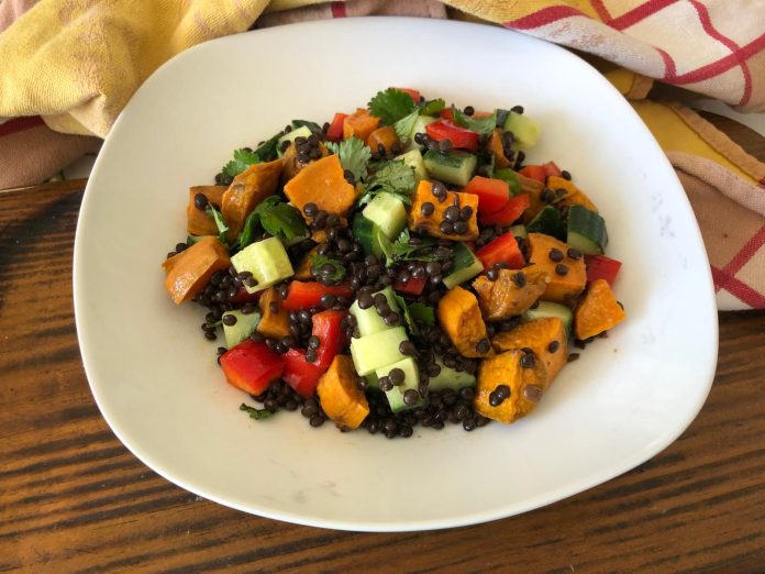 Salade de lentilles, patates douces rôties et légumes croquants Salade de lentilles, patates douces rôties et légumes croquants